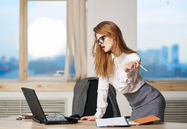 Roztomilý sekretářka životní styl atraktivní pracovní stůl v kanceláři — Stock fotografie