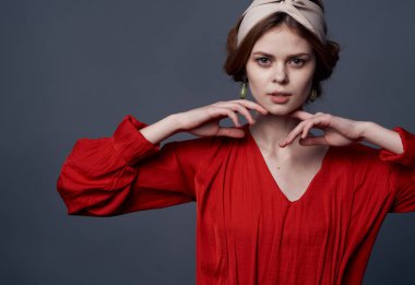 Kırmızı elbiseli zarif bir kadın. Lüks dekorasyon, cazibe.