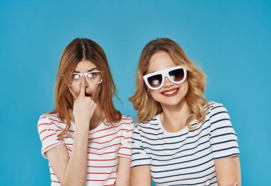 Neşeli kız arkadaş duyguları sürpriz güneş gözlüğü kırpılmış mavi arka plan iletişimi