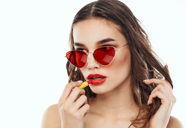 Brunetka noszenie okulary przeciwsłoneczne czerwony szminka nagie ramiona — Zdjęcie stockowe