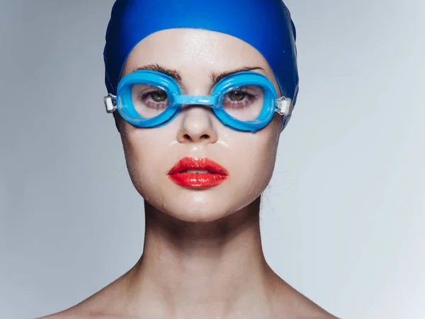 Yüzme gözlüklü ve mavi şapkalı kadın. — Stok fotoğraf