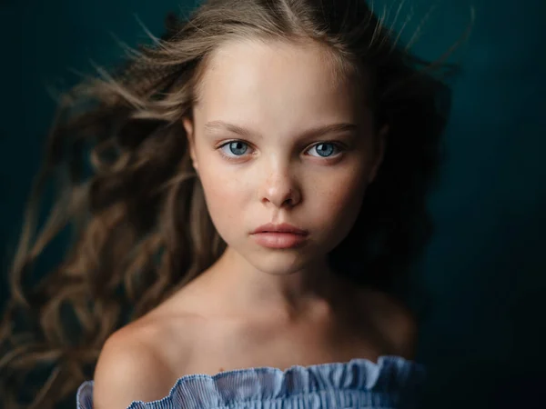 Menina bonita em um sundress em um fundo escuro close-up retrato — Fotografia de Stock