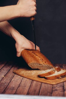 Kahvaltıda dilimlenmiş somun ekmek.