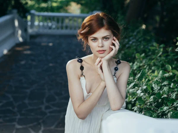 Mulher bonita em vestido branco na natureza charme ar fresco Grécia — Fotografia de Stock