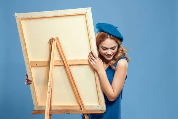 女性アーティスト｜イーゼルforドローイングアート学習青の背景青の背景 — ストック写真