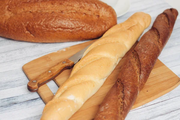 Frische Brote auf einem Brotkorb auf dem Tisch Frühstück — Stockfoto