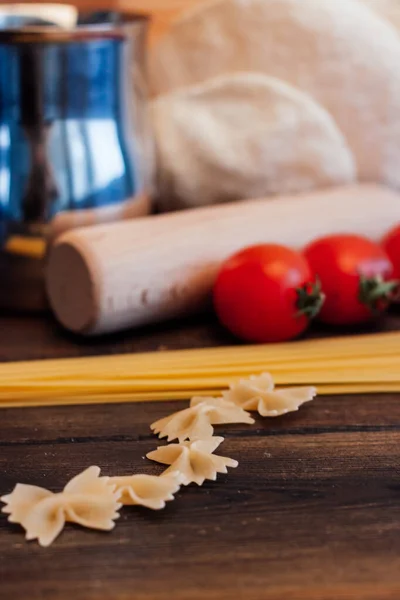 Cocina italiana pasta cocina madera mesa almuerzo tomates cherry — Foto de Stock