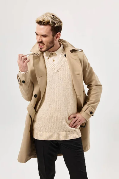 Чоловік в бежевому пальто Студійний стиль життя мода ізольований фон — стокове фото