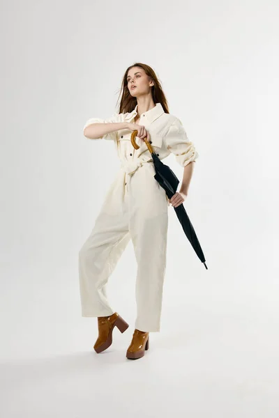 Kvinna i vit kostym paraply i händer mode — Stockfoto