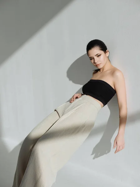 Mulher atraente em calças brancas estúdio modelo de luxo — Fotografia de Stock