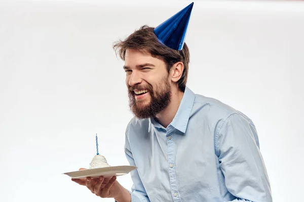 Feliz chico con pastel de cumpleaños fondo blanco Compacta fiesta corporativa barba recortada ver — Foto de Stock