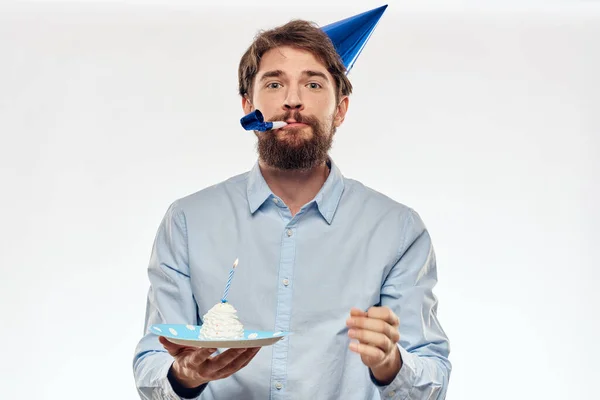 誕生日ケーキ白の背景を持つ幸せな男コンパクトな企業パーティークロップひげビュー — ストック写真