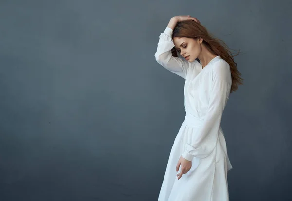 Mooie vrouw in witte jurk glamour en luxe elegante stijl grijze achtergrond — Stockfoto
