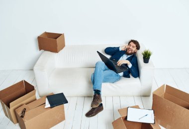 Takım elbiseli adam eşyalarını boşaltıyor. Duygularını, ofis teknolojisini, yeni bir yerde çalışıyor.