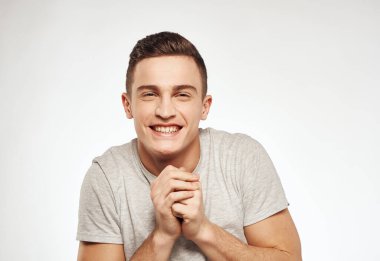 Tişört giymiş yakışıklı bir adam. Stüdyo eğlencesi.