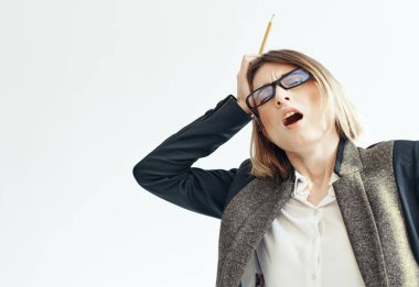 Elinde kalem olan takım elbiseli bir kadın şirketin finans müdürü.