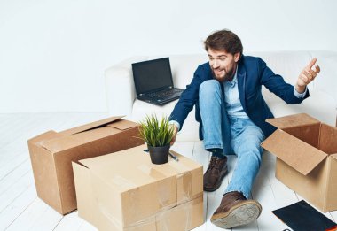 İş adamı ofis kutuları, paketlerin açılmasıyla resmi olarak taşınıyor.