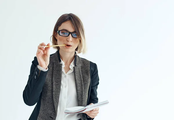 Affari donna vestito classico occhiali lavoro finanza — Foto Stock