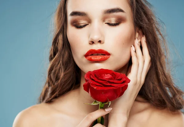 Romantická žena s červenou růží obnažená ramena a modré pozadí bruneta — Stock fotografie