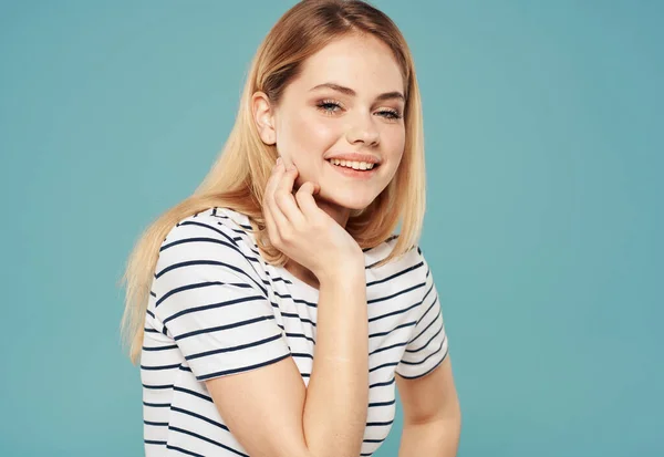Retrato de mulher bonita em listrado t-shirt loira azul fundo sorriso — Fotografia de Stock
