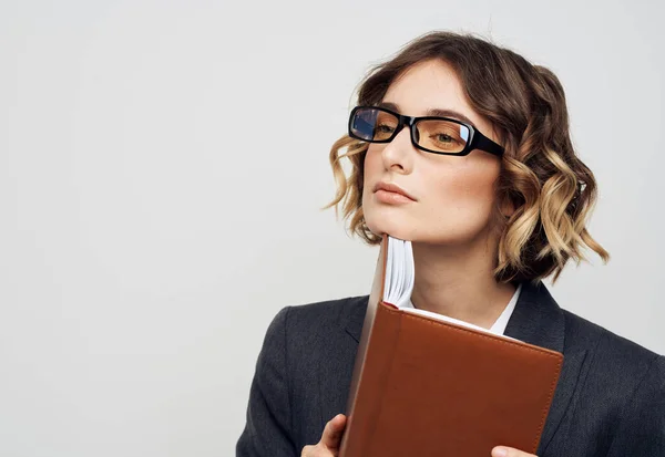 Zakelijke vrouw in klassieke pak bruin boek bijgesneden uitzicht — Stockfoto