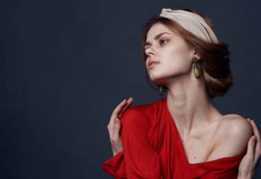 Zarif kadın kırmızı elbise lüks dekorasyon çekici görünüş