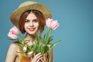 Bir buket çiçekli neşeli kadın zarif lüks stüdyo manzaralı.