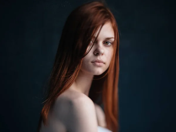 Sexy Frau mit roten Haaren auf dunklem Hintergrund und weißem Handtuch-Porträt — Stockfoto