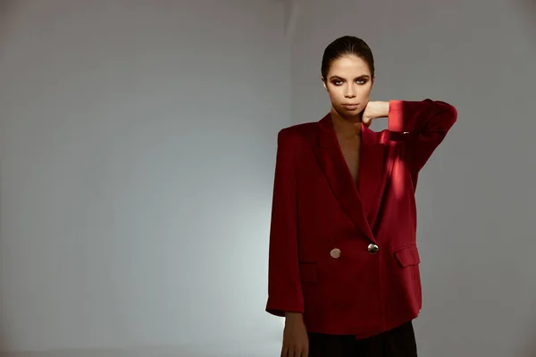 Mulher chique em blazer vermelho noite maquiagem morena traje — Fotografia de Stock