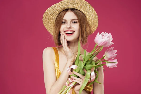 Mulher alegre vestido dourado buquê flores feriado fundo rosa — Fotografia de Stock