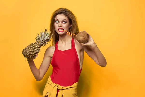 Γυναίκα με ανανά και καρύδα κοκτέιλ εξωτικά φρούτα του καλοκαιριού τρόπο ζωής κίτρινο φόντο — Φωτογραφία Αρχείου