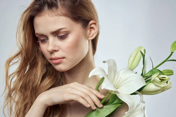 Mujer emocional con flores modelo primavera hombros desnudos piel clara — Foto de Stock