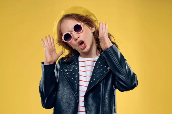 Niña alegre en gafas de sol y sombrero estilo de vida estudio fondo amarillo moda — Foto de Stock