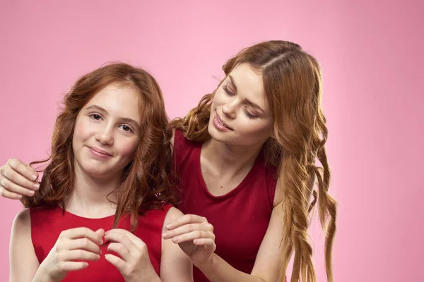 Mutter und Tochter Spaß Kommunikation Familie Freude rosa Hintergrund beschnitten Ansicht — Stockfoto