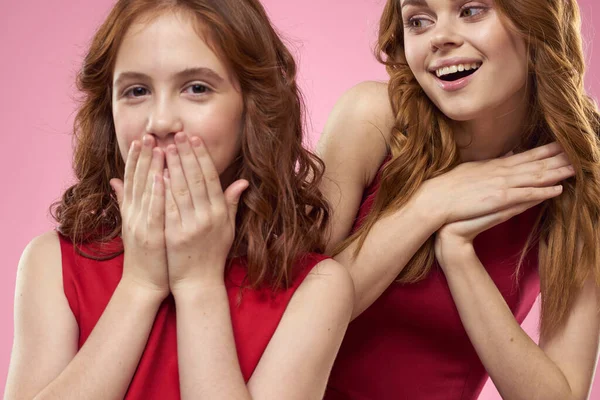 Mamma e figlia divertente comunicazione famiglia gioia rosa sfondo ritagliato vista — Foto Stock