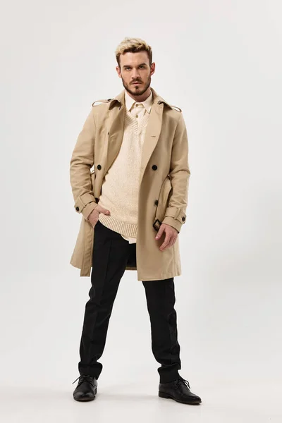 Człowiek nowoczesny płaszcz styl moda pełny wzrost styl życia — Zdjęcie stockowe