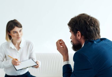 Belgeli kadınları ve takım elbiseli erkekleri işe alıyorlar.