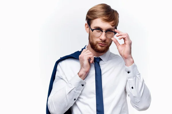 Lindo hombre de negocios en gafas con una chaqueta en su hombro y modelo de camisa de corbata — Foto de Stock