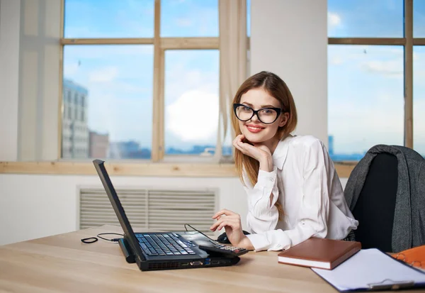 Žena sekretářka stůl laptop kancelář práce životní styl — Stock fotografie