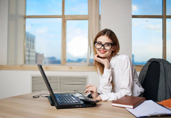 Femme secrétaire bureau ordinateur portable bureau bureau style de vie — Photo