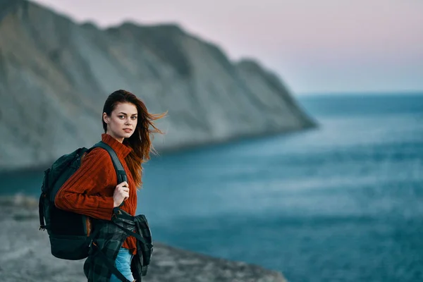 Naturreisender in den Bergen im Pullover mit Rucksack auf dem Rücken — Stockfoto