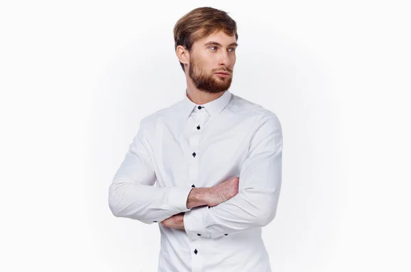 Homem de negócios em camisa branca olhar confiante cruzou os braços no peito vista lateral — Fotografia de Stock