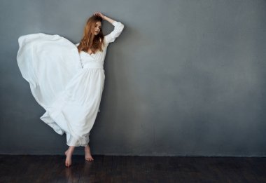 Beyaz elbiseli bir kadın lüks model.