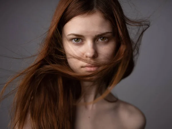 Hezká žena model zrzavé vlasy nahé ramena zblízka oříznutý pohled — Stock fotografie