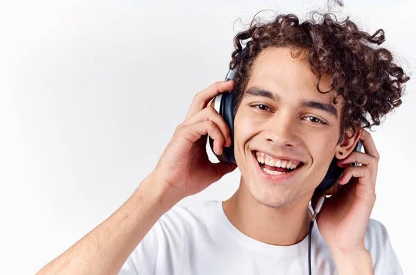 Vrolijke kerel met krullend haar hoofdtelefoon technologie muziek emoties — Stockfoto