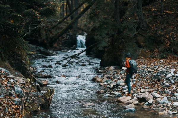 Reiziger met rugzak landschap bergen transparante rivier vijver en bos op de achtergrond — Stockfoto