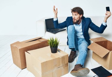 İş adamı ofis kutuları, paketlerin açılmasıyla resmi olarak taşınıyor.
