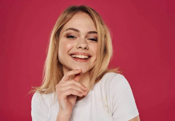 Mujer feliz blanco como la nieve sonrisa rubia fondo rojo —  Fotos de Stock