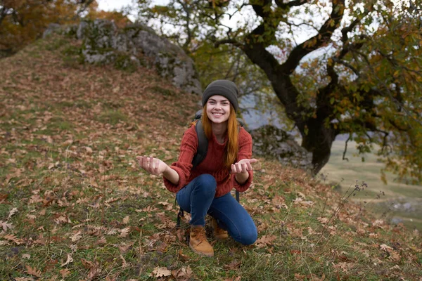 Mulher turista na natureza ao lado do cão outono floresta viagens — Fotografia de Stock