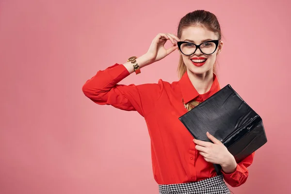 Mulher de negócios em vermelho camisa documentos escritório elegante estilo Finanças — Fotografia de Stock